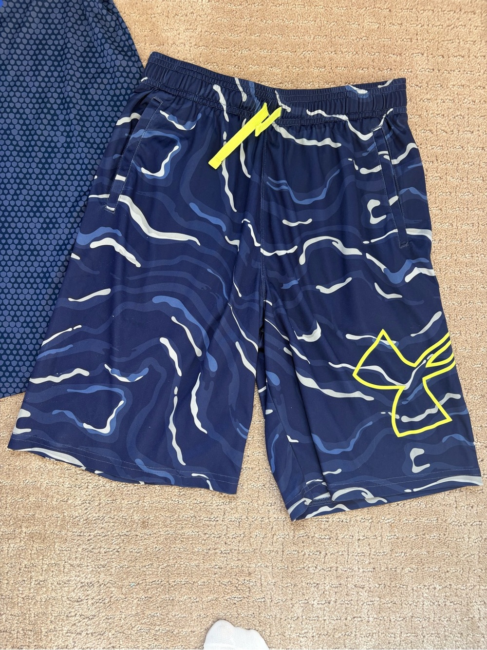 Boys XL Set of UA Under Armour Shorts and T-Shirt Lot Athletic Wear EUC Lot of 2 - Picture 4 of 7